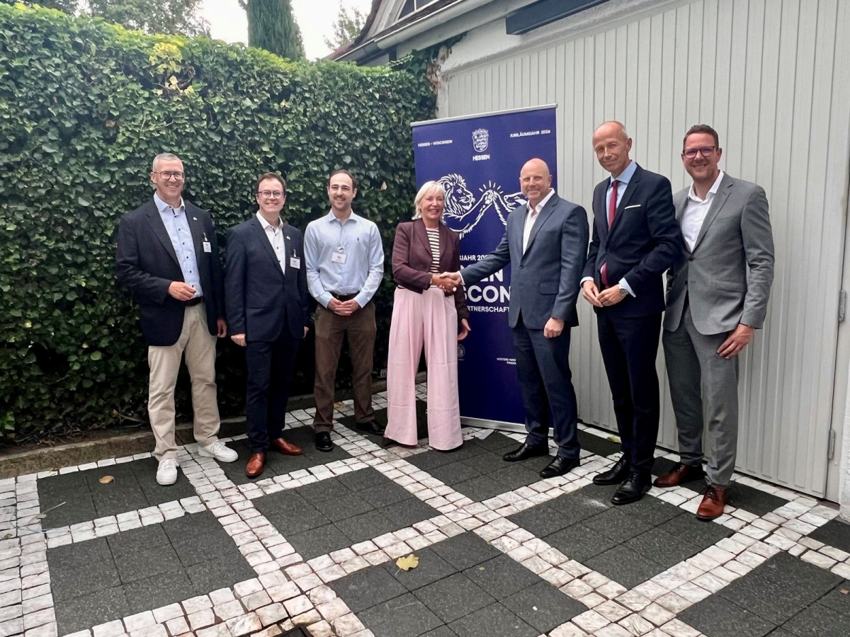 von links nach rechts_Thorsten Bonifer, Bürgermeister Dr. Daniell Bastian, Paul Alumni, Ministerin Kristina Sinemus, US-Generalkonsul Brian Heath, Minister Armin Schwarz, Staatssekretär Christoph Degen